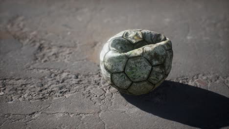 Alter-Fußball-Auf-Dem-Zementboden
